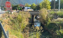 Kanala devrilen otomobilin sürücüsü yaralandı