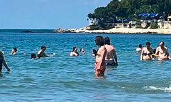 Kandıra'da deniz yasağı kalktı, plajlarda yoğunluk oluştu