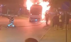 Kartal'da park halindeki minibüs alev alev yandı