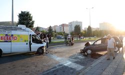 Kayseri'de karşı şeride geçen otomobil ile minibüs çarpıştı: 2 yaralı