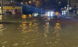 Kayseri'de sağanak sele dönüştü; yollar göle döndü