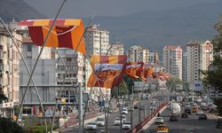 Kayserispor - Bursaspor maçı öncesi caddelere Kayserispor bayrakları asıldı