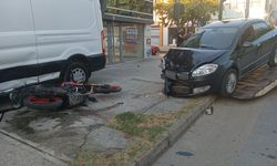 Kazada otomobil ile minibüs arasında sıkışan motosikletin sürücüsü ağır yaralandı
