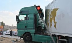 Kırıkkale'de TIR, yolcu otobüsü ve kamyonetin karıştığı kazada 1 kişi yaralandı
