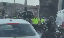 Küçükçekmece D-100 Karayolu'nda hafif ticari araç bariyere çarptı; yaralılar var -1