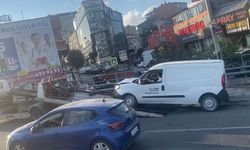 Küçükçekmece'de hafif ticari aracın motosiklete çarptığı kaza kamerada: 3 yaralı