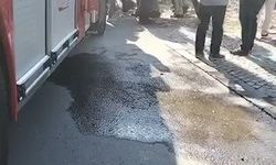 Küçükçekmece'de kontrollü yıkımı yapılan bina iş makinesinin üzerine çöktü-1