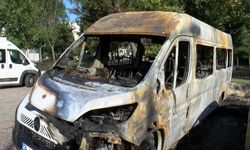 Küçükçekmece'de otomobil kundaklandı, alevler minibüse sıçradı