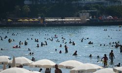 Kuşadası'nda hava sıcaklığı 37 dereceye ulaştı, plajlar doldu