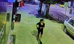 Mağazanın önünde asılı olan Türk bayrağını yakan şüpheli gözaltına alındı