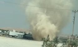 Mardin'de yol kenarında oluşan hortum kamerada