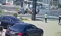 Mersin'de ambulans ile otomobilin çarpışması kamerada; 3'ü sağlık çalışanı 5 yaralı