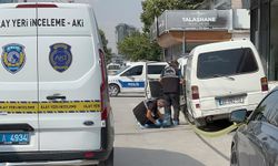 Minibüsün camını kırıp, para ve altınları çalan kar maskeli şüpheliler kamerada