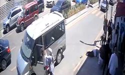 Minibüsün çarptığı yaya yaralandı; kaza kamerada