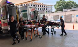 Motosiklet ile kamyonetin çarpıştığı kaza kamerada; 2 kardeş yaralı
