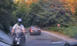 Motosikletin otomobile çarptığı kaza, araç içi kamerasında
