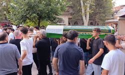 Motosikletiyle kaza yapıp, arkadan gelen otomobil çarpan Talha, hayatını kaybetti (3)