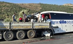 Muğla'da tur otobüsü, TIR'a çarptı: 2 ölü, 8 yaralı