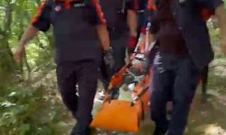 Ormanda yürüyüş yaparken kayalıklardan düşüp ayağı kırıldı, 4 saatte kurtarıldı (2)