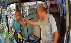 Otobüs şoförü ile otomobil sürücüsü arasındaki tartışma kamerada