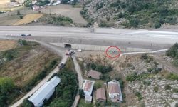 Otomobil, 15 metreden uçtu; sürücü öldü, eşi ve 2 çocuğu yaralandı