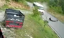 Otomobil ile işçi servisinin çarpıştığı kaza kamerada: 4 yaralı