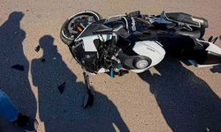 Otomobile çarpan motosikletin sürücüsü, metrelerce savruldu; kaza kask kamerasında