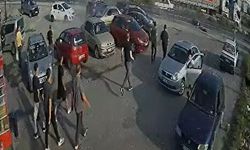Otomobilin, önce motosiklete ardından park halindeki 5 araca çarptı kaza kamerada; 3 yaralı