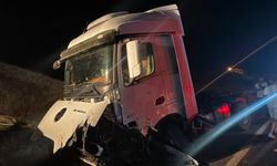 Otomobille TIR, kafa kafaya çarpıştı: 2 ölü, 1 yaralı