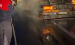Otoyolda alev alan akaryakıt tankeri yandı