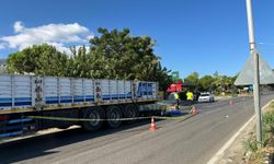 Park halindeki TIR'a çarpan motosikletin sürücüsü öldü; o anlar kamerada