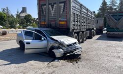Polisten kaçan sürücünün otomobili, park halindeki 2 TIR'a çarptı; 2 yaralı
