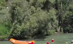 Rafting yarışında botları alabora olan sporcular zor anlar yaşadı