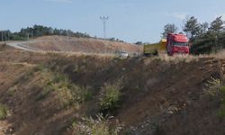 Sarıyer'de şarampole devrilen hafriyat kamyonunun şoförü yaralandı
