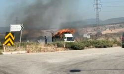 Seyir halindeki kamyondaki saman balyaları yandı; o anlar kamerada