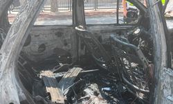 Seyir halindeyken alev alan otomobil kullanılamaz hale geldi
