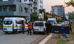 Silahlı kavgada öldürülen eşi ve oğlunun cenazesine yaralı halde tekerlekli sandalyeyle katıldı