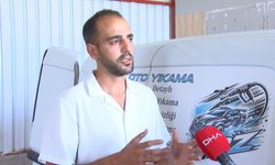 Sokak sokak dolaşıp, kirli araçları ücretsiz yıkayarak sürücülere sürpriz yapıyor