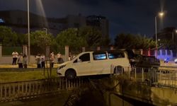 Sultanbeyli'de park halindeki araçlara çarpan otomobil alev aldı; kaçan sürücü yakalandı