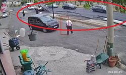 Sürücüsünün ani fren yaptığı kamyonetteki demirler yola saçıldı; o anlar kamerada