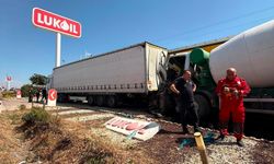 Sürücüsünün direksiyon başında uyuduğu beton mikseri 2 TIR'a çarptı; 1 yaralı