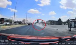 Sürücüsünün makas attığı otomobilde çocukların tehlikeli yolculuğu kamerada