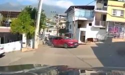 Sürücüsünün yol vermek için geri manevra yaptığı otomobil duvara çarptı; kaza kamerada
