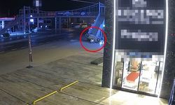 Takla atan otomobil, üst geçidin merdivenlerine çarptı; 2 yaralı