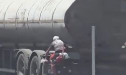 Tankere tutunup yolculuk yapan bisikletli kamerada