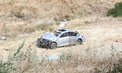 Tarlaya uçan otomobilin sürücüsü öldü