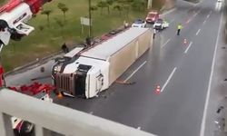 TIR devrildi, trafikte aksamalar yaşandı