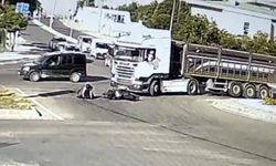 TIR'la çarpışan motosikletin sürücüsü yaralandı; kaza kamerada