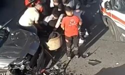 Ümraniye'de motosiklet ile otomobilin çarpıştığı kaza kamerada