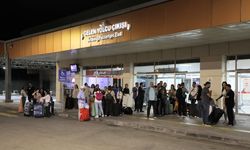 Van-Tahran arasında ilk uçuş gerçekleşti; İranlı turistler çiçeklerle karşılandı
